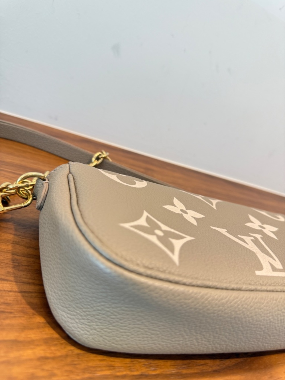 Louis Vuitton Empreinte Monogram Ivy in Turtledove and Cream - Picture 12 of 13